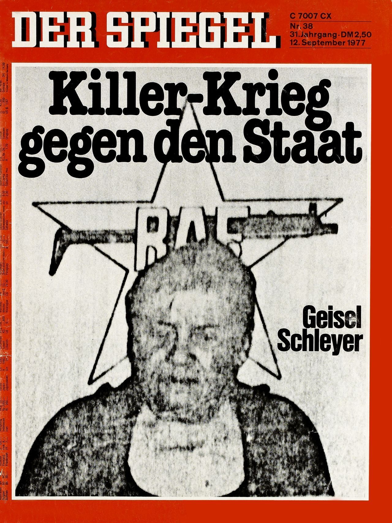 Auf dem Spiegel-Titelblatt Schwarzweiß-Foto mit dem Entführungsopfer Hanns Martin Schleyer, zu sehen vom Schulterbereich an aufwärts, im Hintergrund Abbildung des RAF-Emblems; schwarze Titelschlagzeilen ‚Killer-Krieg gegen den Staat‘ und ‚Geisel Schleyer‘.